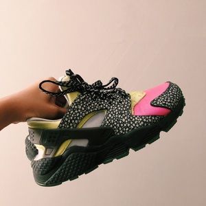 GREEN & PINK HUARACHE WOMENS NIKES
